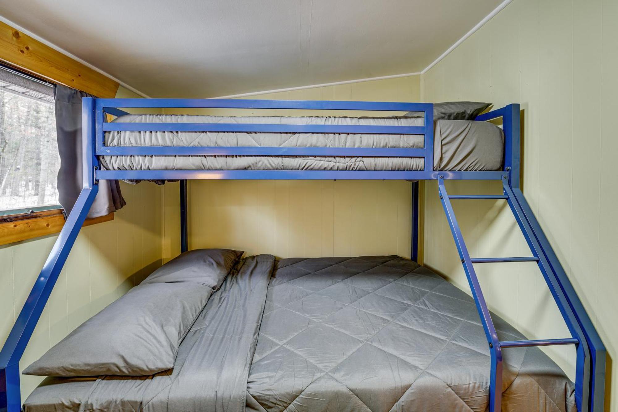 Pet-Friendly Irons Cottage About 4 Mi To Sand Lake! 외부 사진