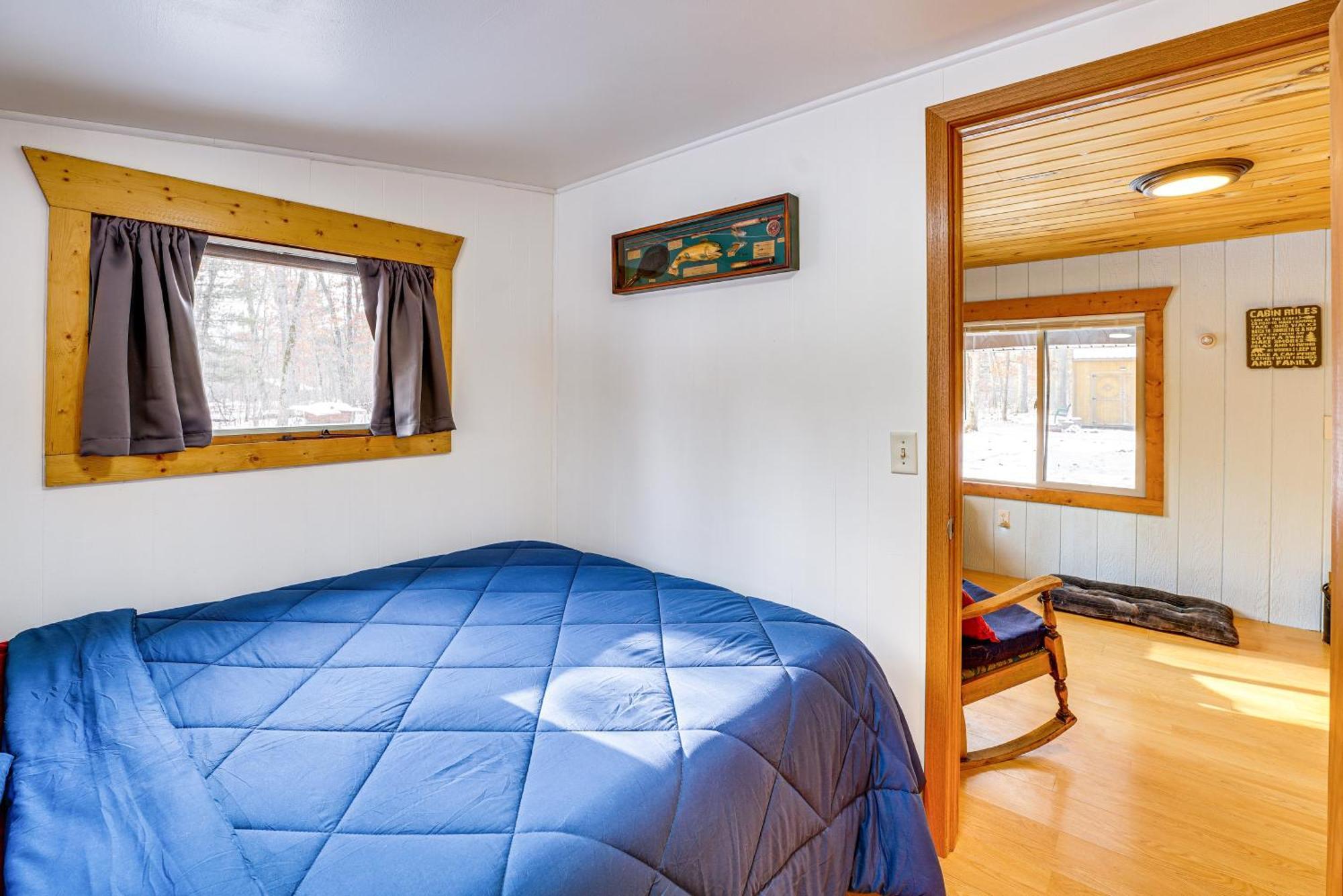 Pet-Friendly Irons Cottage About 4 Mi To Sand Lake! 외부 사진