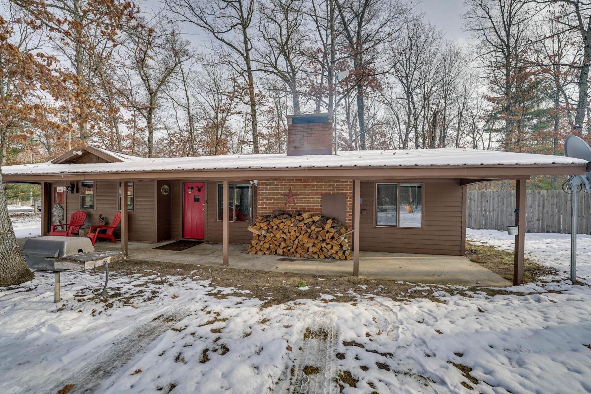 Pet-Friendly Irons Cottage About 4 Mi To Sand Lake! 외부 사진